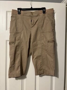 Women’s Lee Cargo Capri pants in Khaki